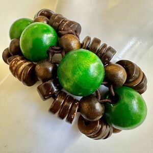 Green wood beaded coconut shell stretchy bracelet